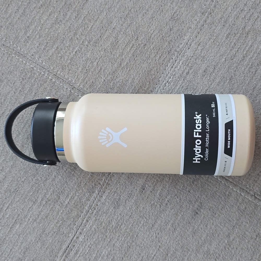 Hydroflask  | 32 oz | Sandstone with Black Lid | NWT